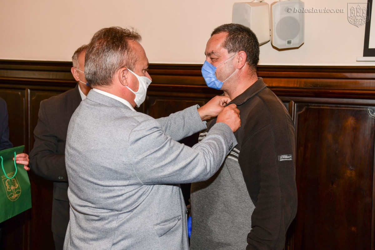 Wręczenie odznaczeń Honorowym Dawcom Krwi w Sali Rajców w bolesławieckim ratuszu