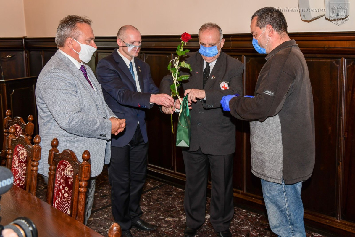 Wręczenie odznaczeń Honorowym Dawcom Krwi w Sali Rajców w bolesławieckim ratuszu