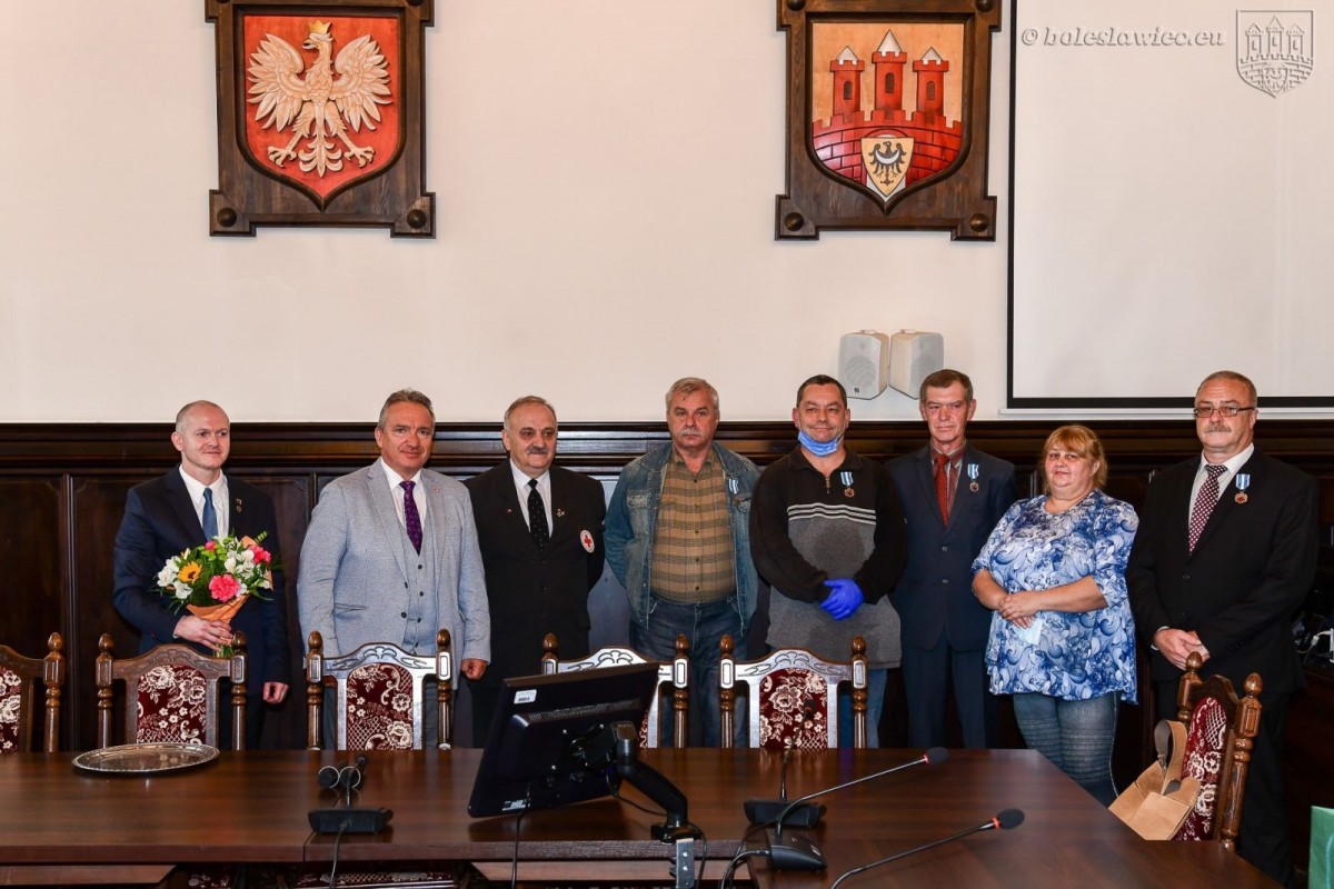Wręczenie odznaczeń Honorowym Dawcom Krwi w Sali Rajców w bolesławieckim ratuszu