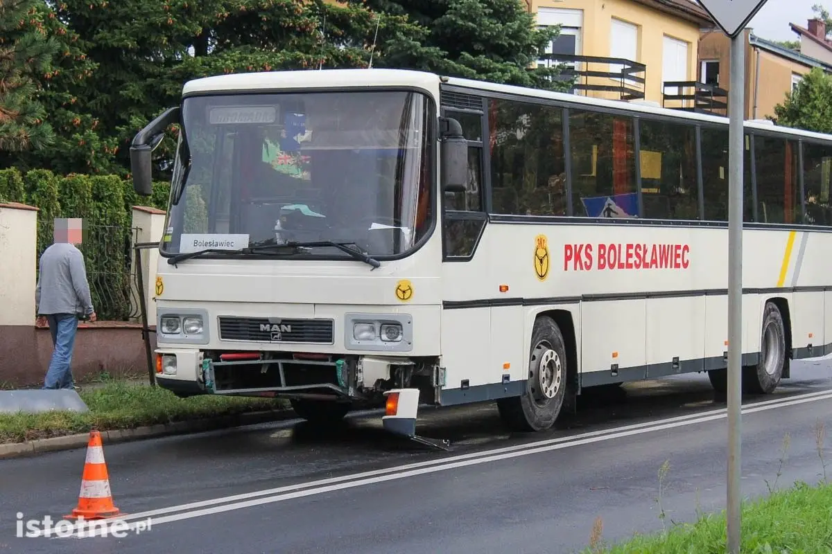 Zderzenie autobusu PKS z samochodem osobowym
