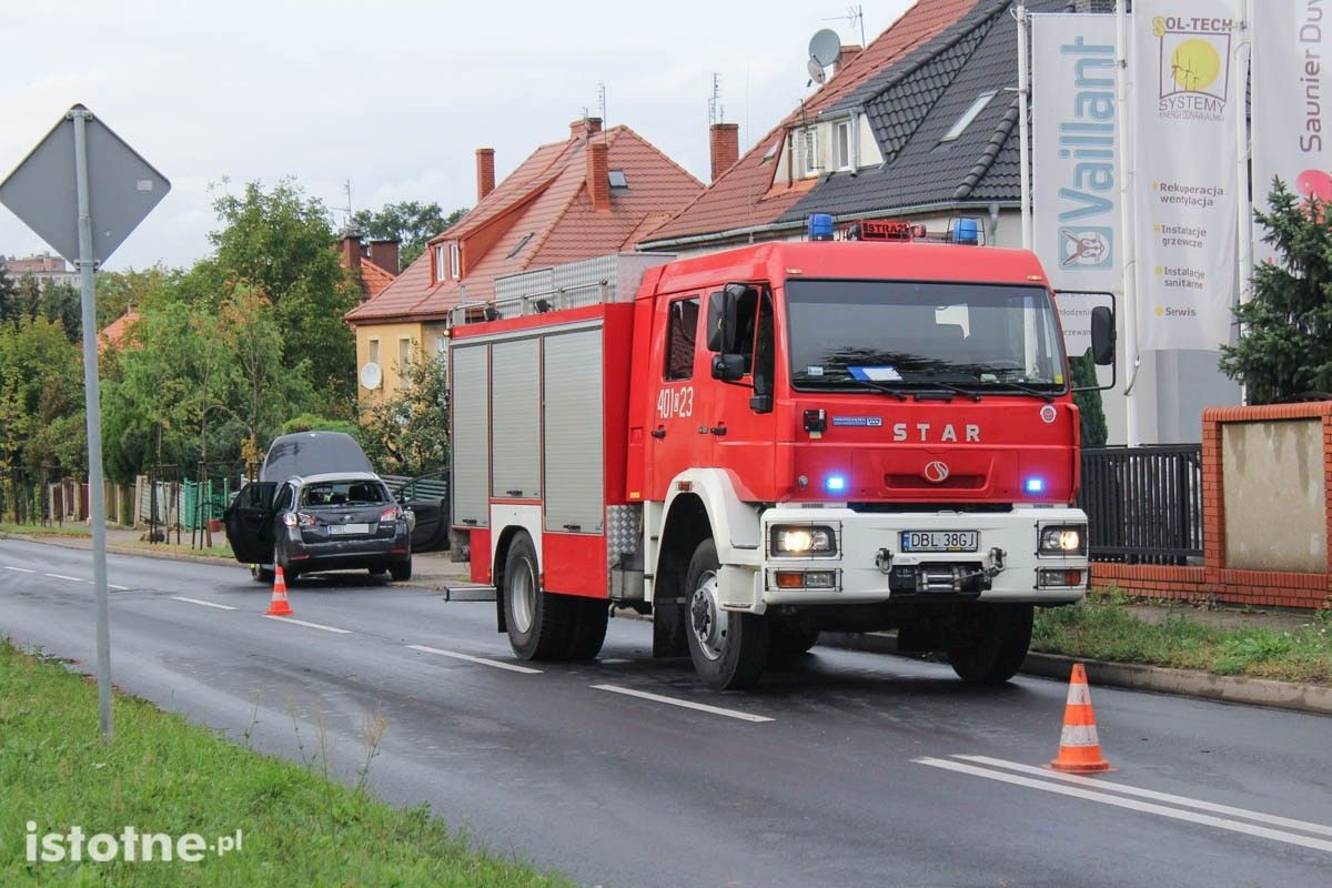 Zderzenie autobusu PKS z samochodem osobowym