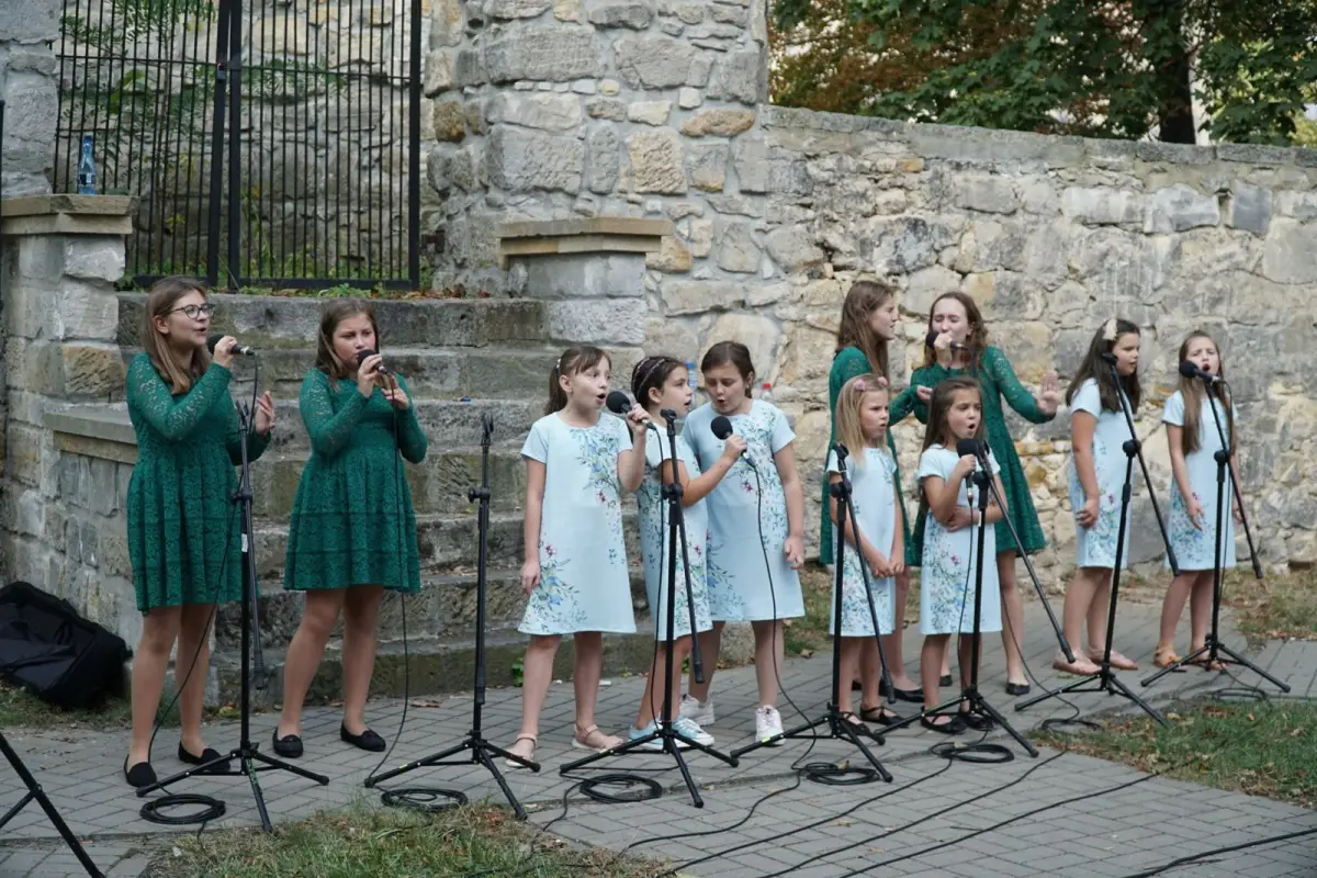 INIEMAMOCNE: czwartkowy koncert podokienny