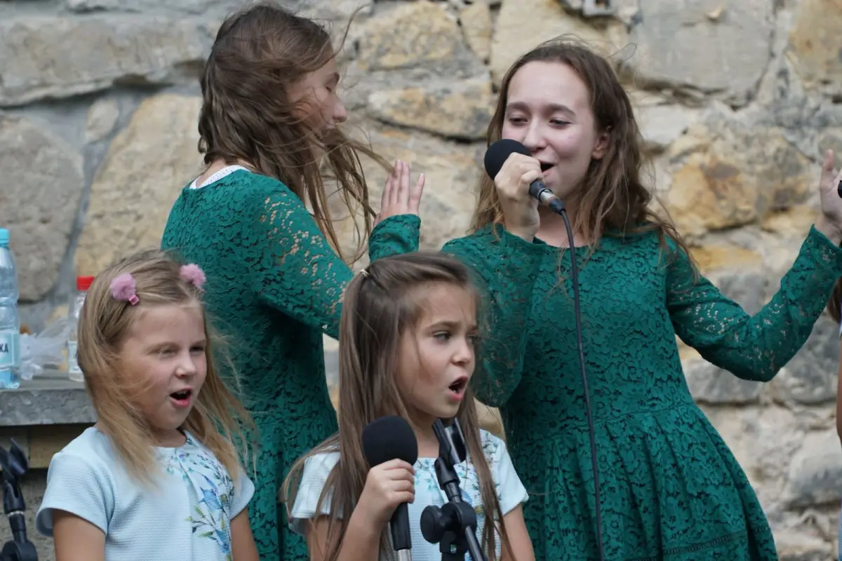 INIEMAMOCNE: czwartkowy koncert podokienny