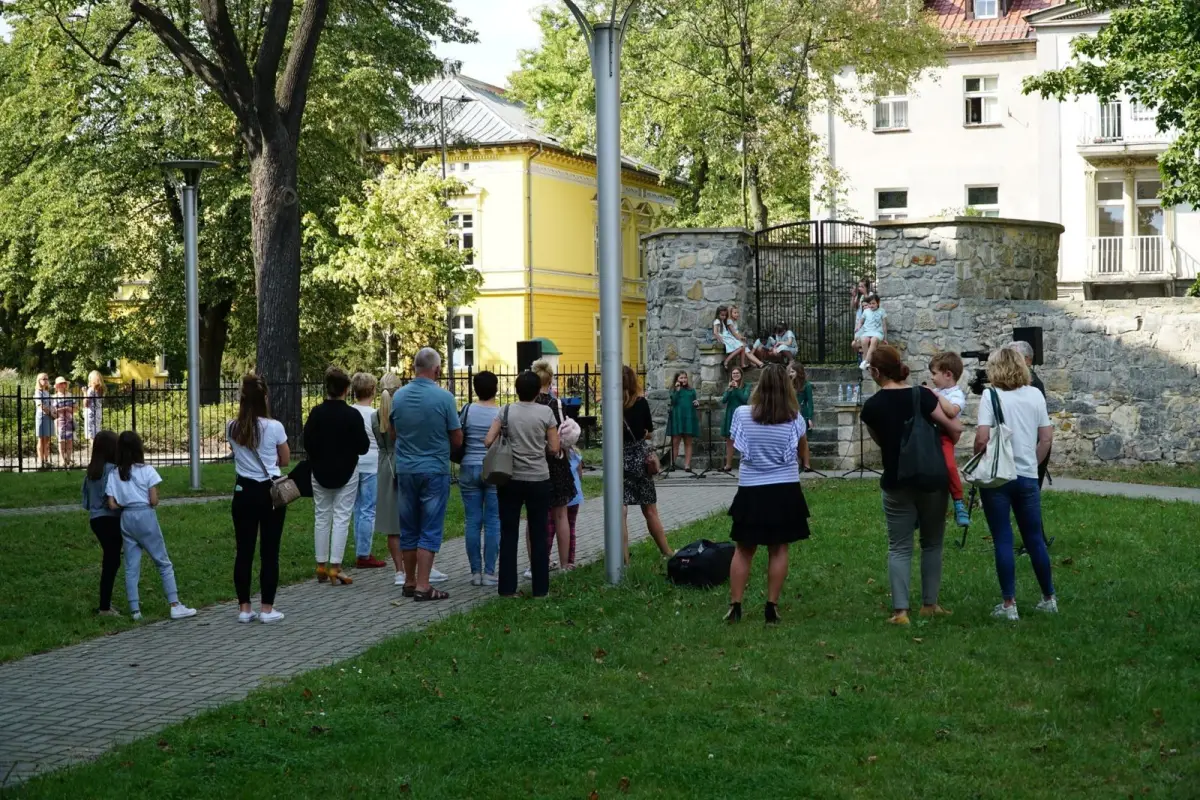 INIEMAMOCNE: czwartkowy koncert podokienny