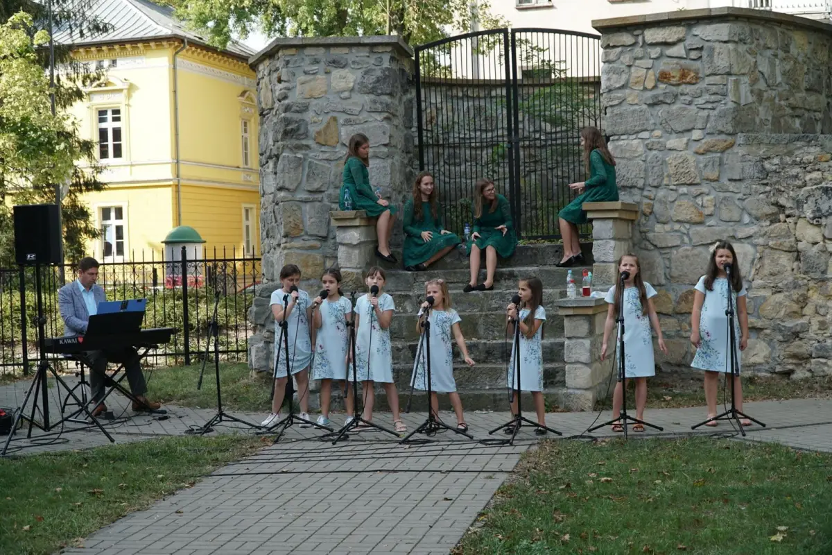 INIEMAMOCNE: czwartkowy koncert podokienny