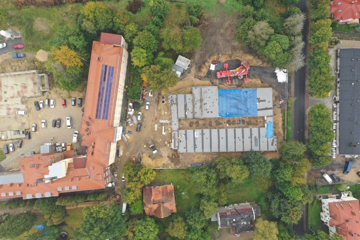 Nowy szpital dla zakażonych covidem: wszystkie moduły zamontowane