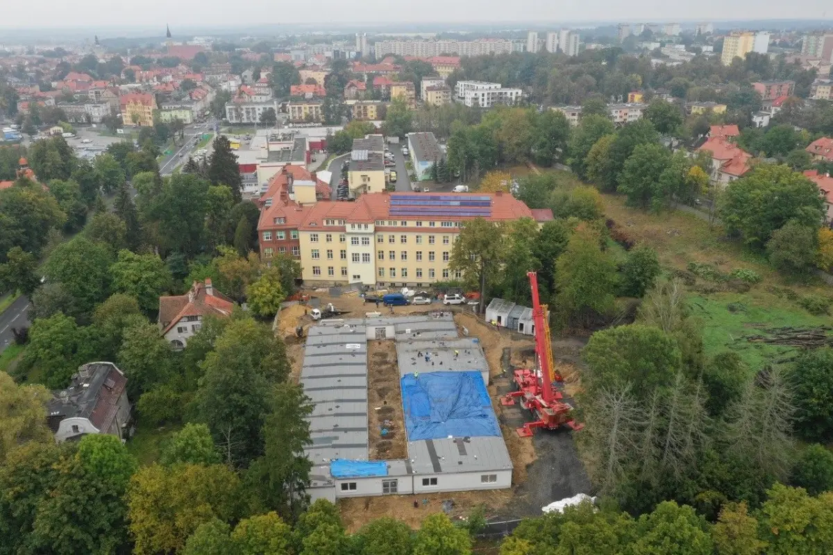 Nowy szpital dla zakażonych covidem: wszystkie moduły zamontowane