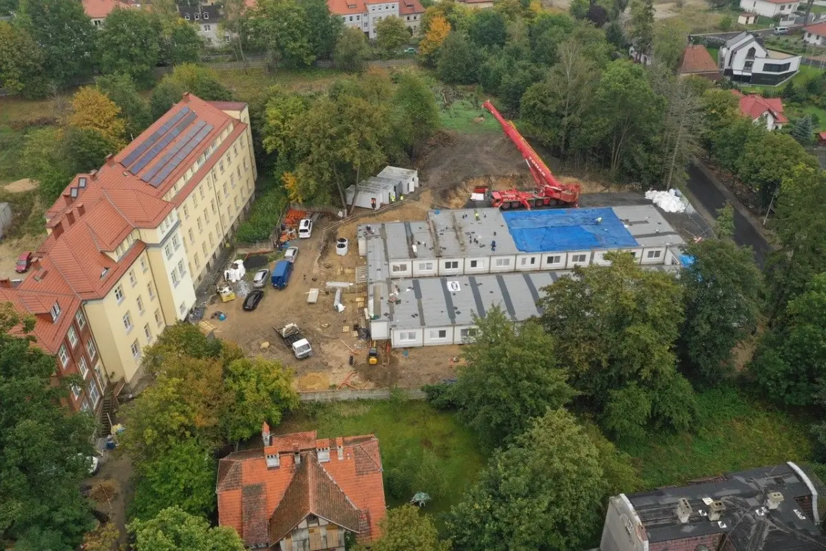 Nowy szpital dla zakażonych covidem: wszystkie moduły zamontowane