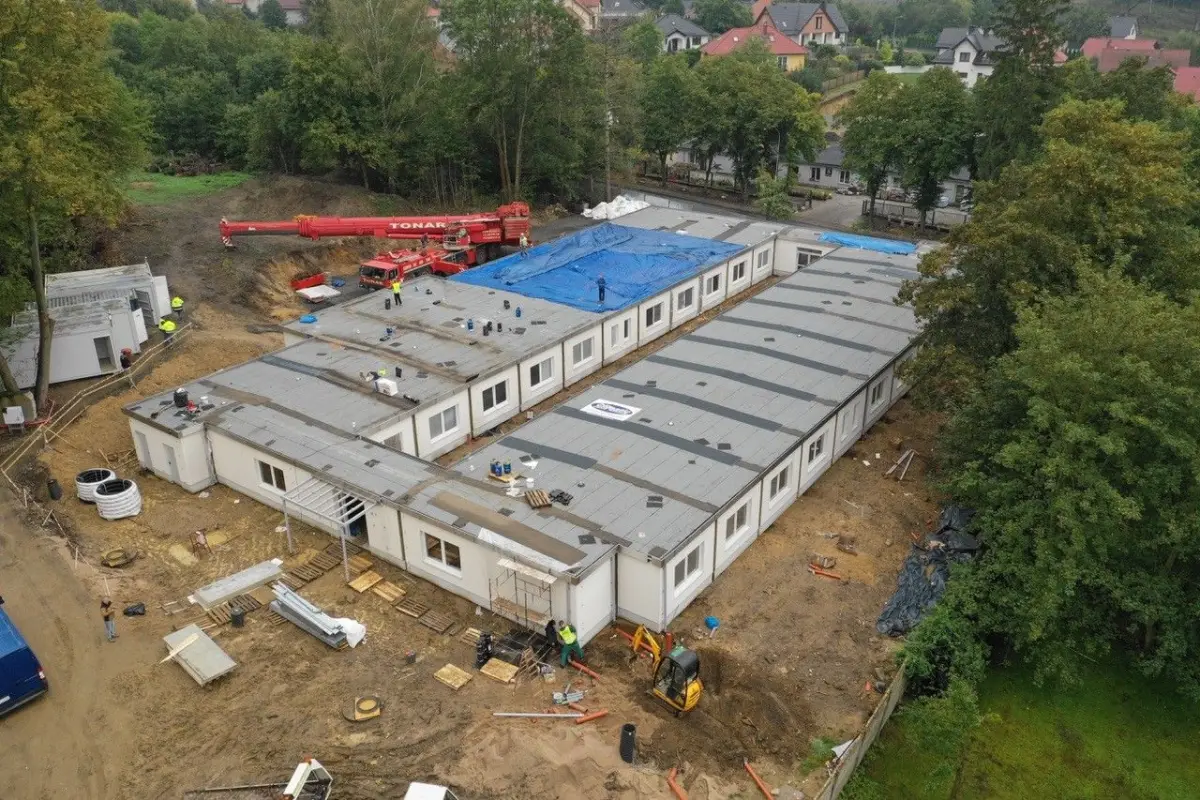 Nowy szpital dla zakażonych covidem: wszystkie moduły zamontowane