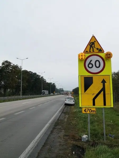 A4: wymieniają uszkodzone płyty koło Krzyżowej