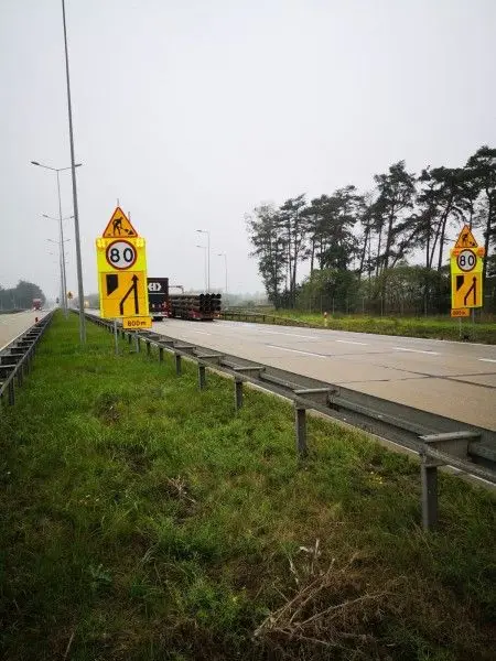 A4: wymieniają uszkodzone płyty koło Krzyżowej