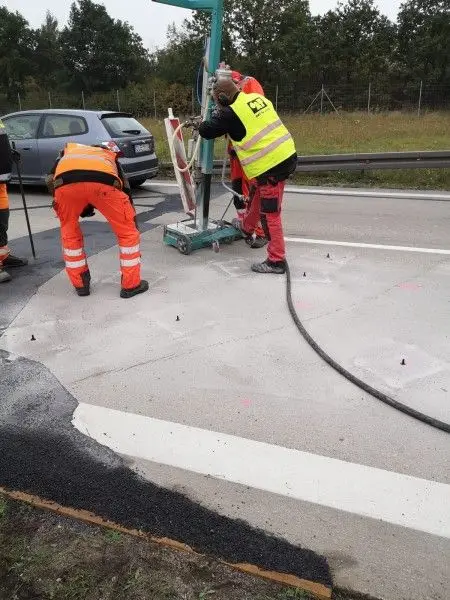 A4: wymieniają uszkodzone płyty koło Krzyżowej
