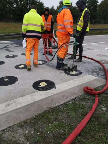 A4: wymieniają uszkodzone płyty koło Krzyżowej