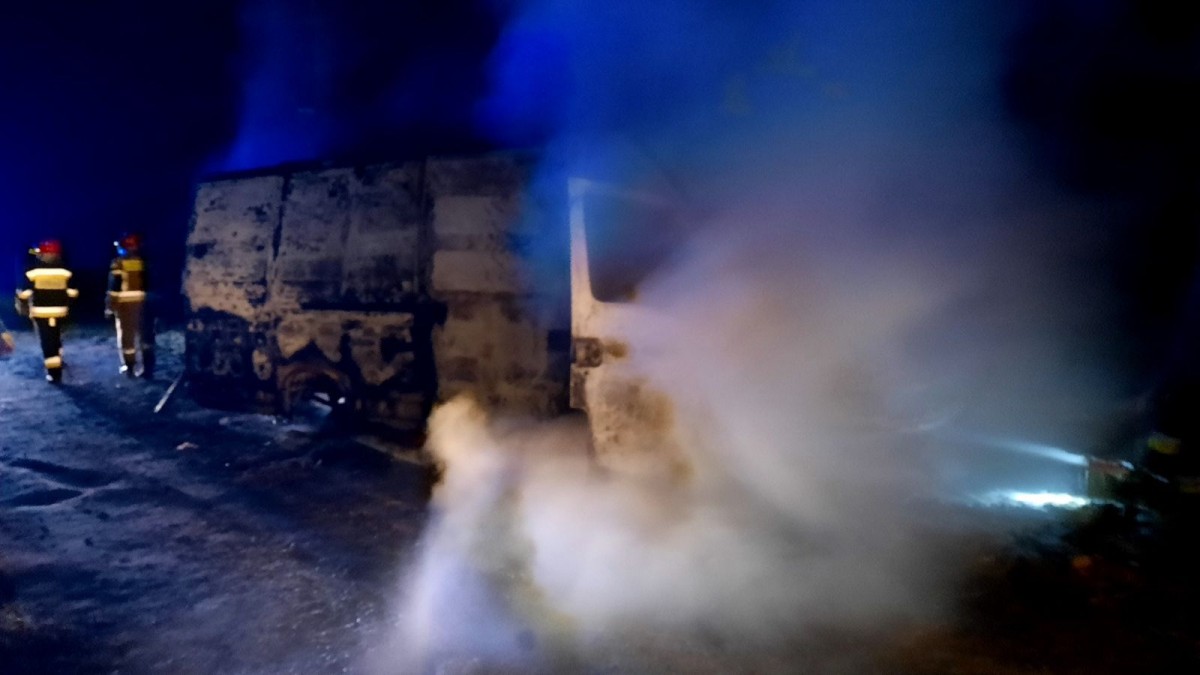 Pożar busa w pobliżu miejscowości Lipiany (gmina Bolesławiec, powiat bolesławiecki)