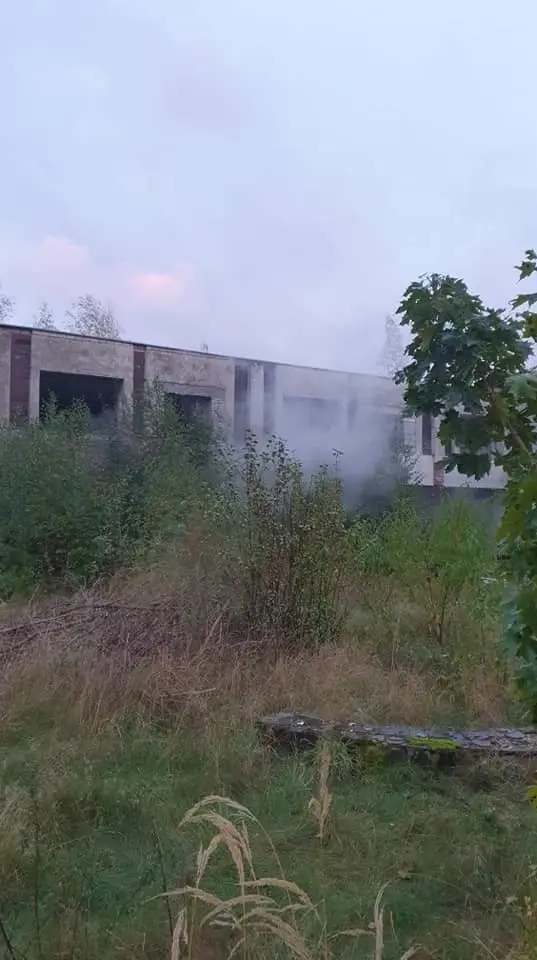 Akcja straży pożarnej przy ul. Świerkowej w Trzebieniu (gmina Bolesławiec, powiat bolesławiecki)