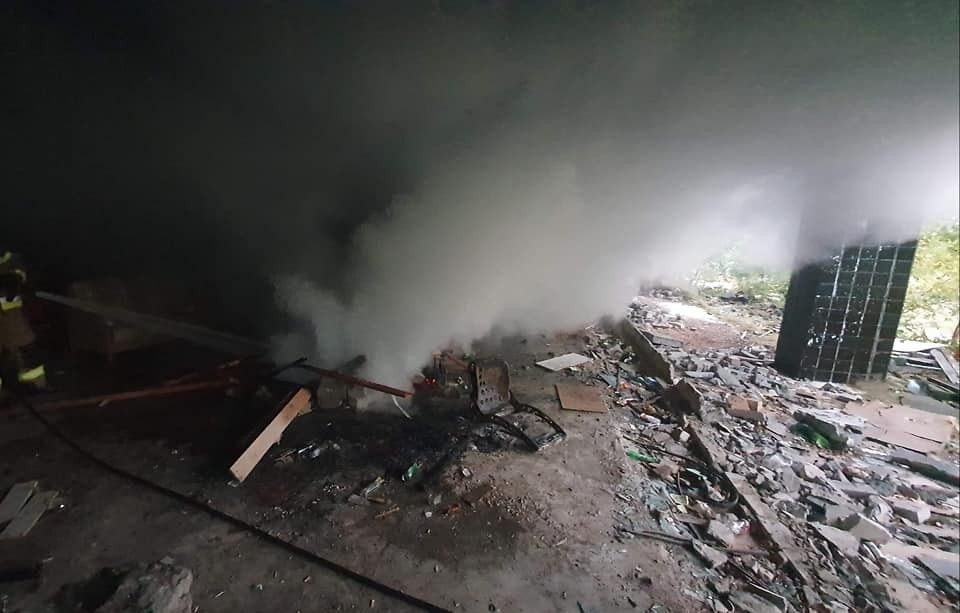 Akcja straży pożarnej przy ul. Świerkowej w Trzebieniu (gmina Bolesławiec, powiat bolesławiecki)