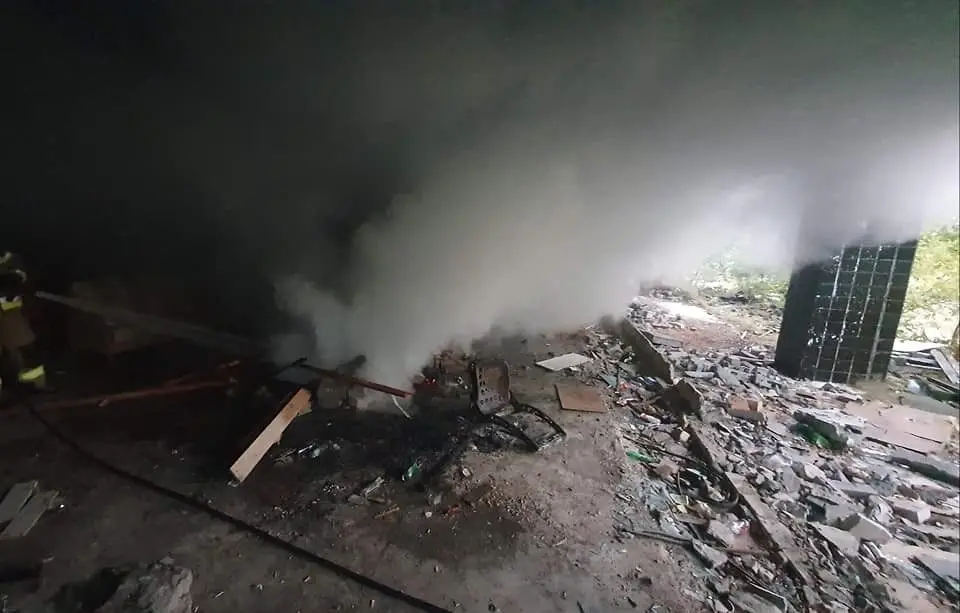 Akcja straży pożarnej przy ul. Świerkowej w Trzebieniu (gmina Bolesławiec, powiat bolesławiecki)