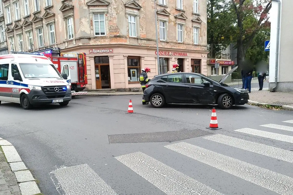 Zderzenie opla i daewoo przy ulicy Kubika w Bolesławcu