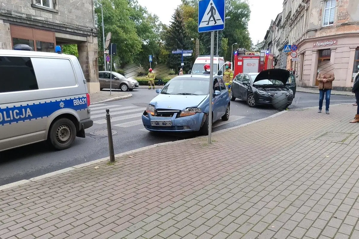 Zderzenie opla i daewoo przy ulicy Kubika w Bolesławcu