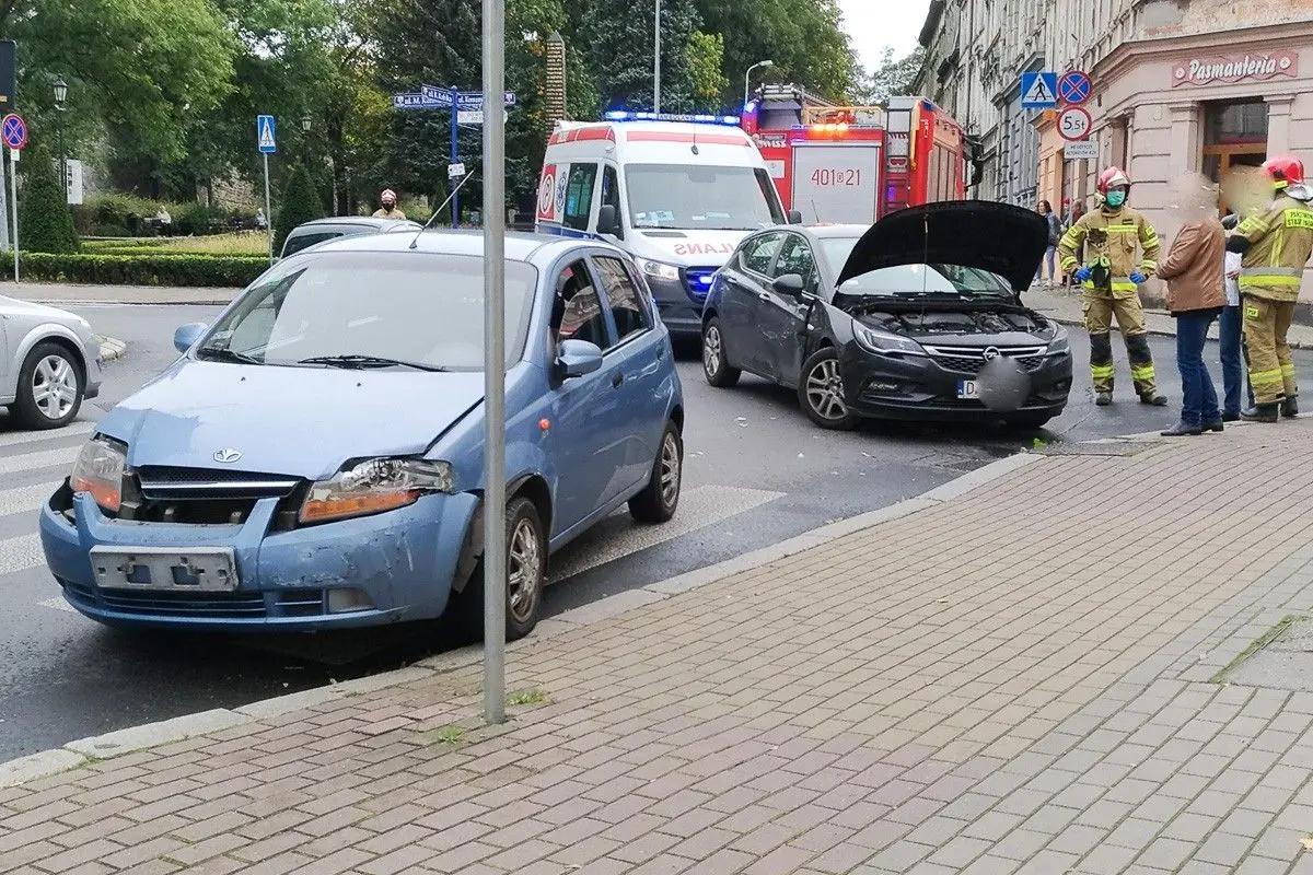 Zderzenie opla i daewoo przy ulicy Kubika w Bolesławcu