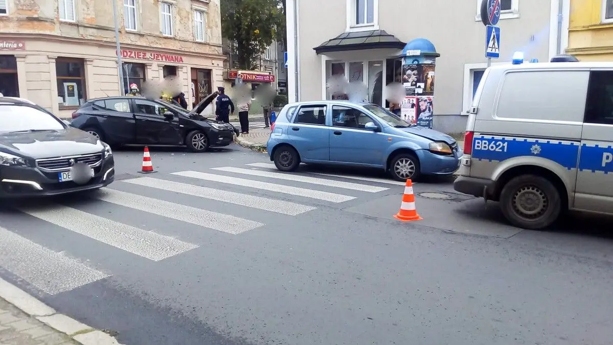 Zderzenie opla i daewoo przy ulicy Kubika w Bolesławcu