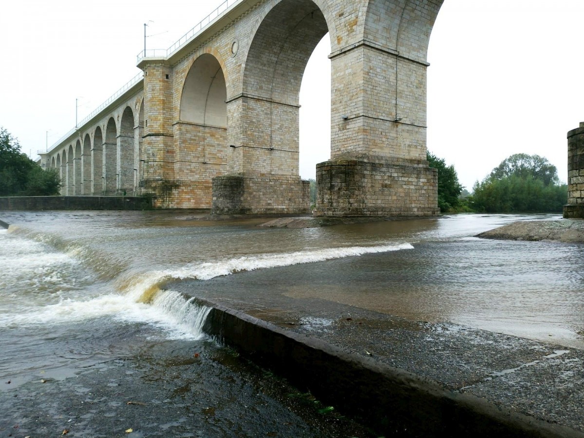 Rzeka Bóbr w okolicach wiaduktu w Bolesławcu