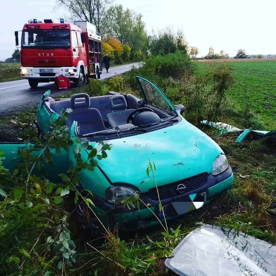 Opel wypadł z drogi koło Nowogrodźca