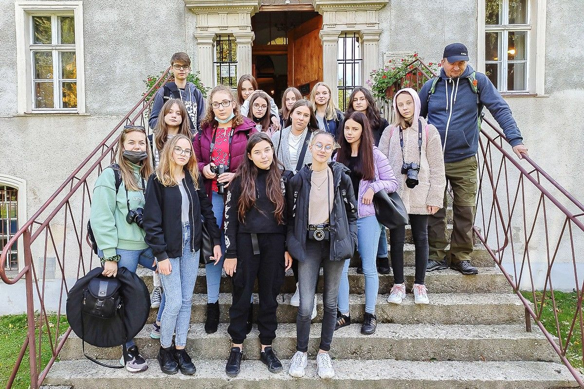 Uczniowie bolesławieckiej „Handlówki” na plenerze fotograficznym w Bukowcu
