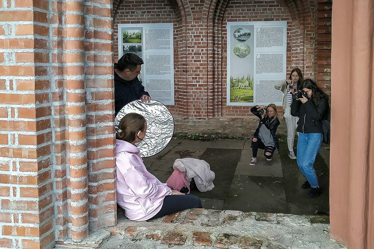 Uczniowie bolesławieckiej „Handlówki” na plenerze fotograficznym w Bukowcu