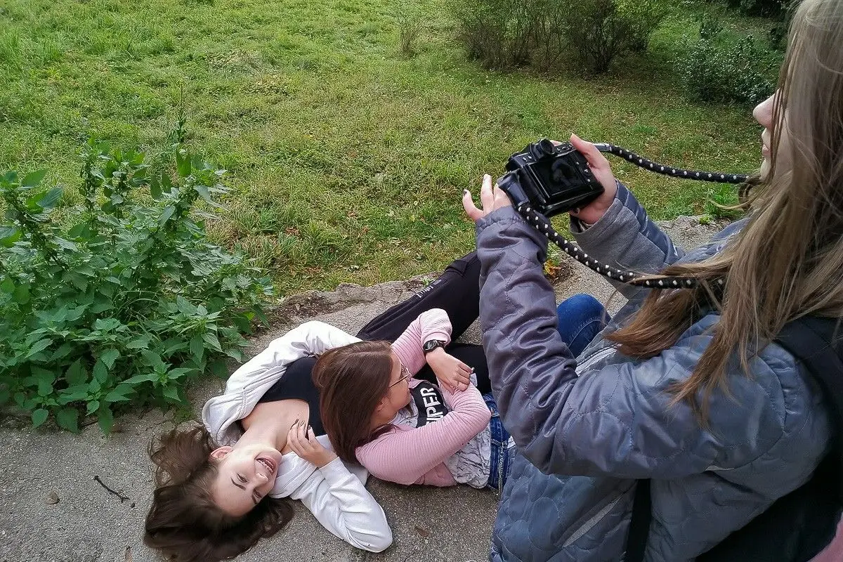 Uczniowie bolesławieckiej „Handlówki” na plenerze fotograficznym w Bukowcu