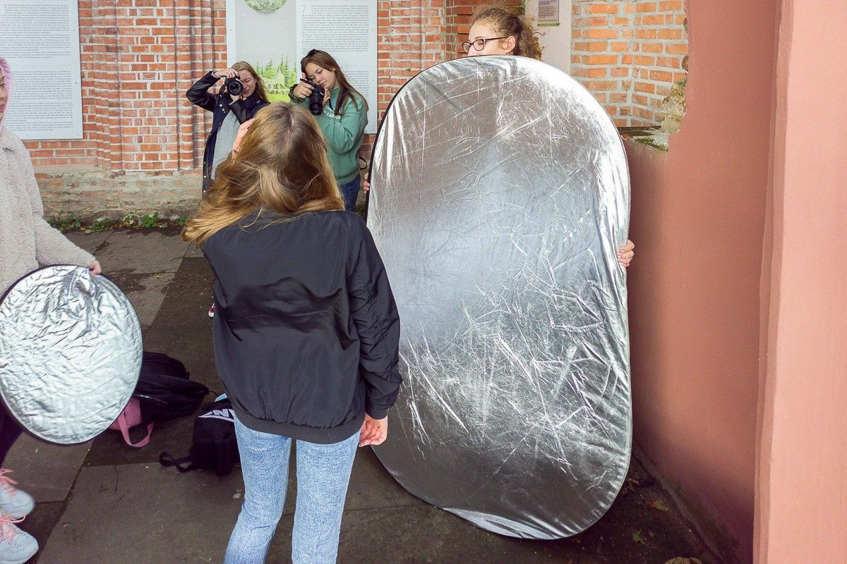 Uczniowie bolesławieckiej „Handlówki” na plenerze fotograficznym w Bukowcu