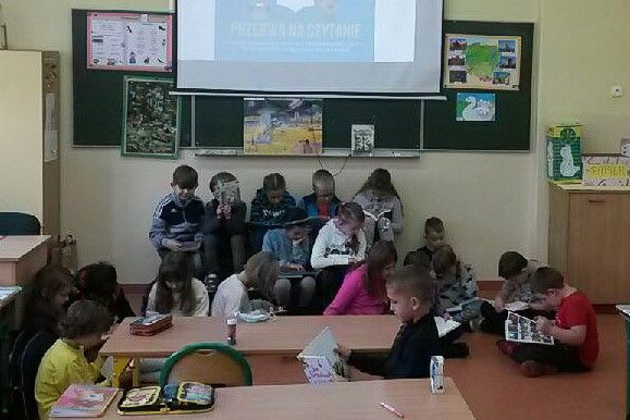 Bicie Rekordu w Czytaniu na Przerwie w „czwórce”