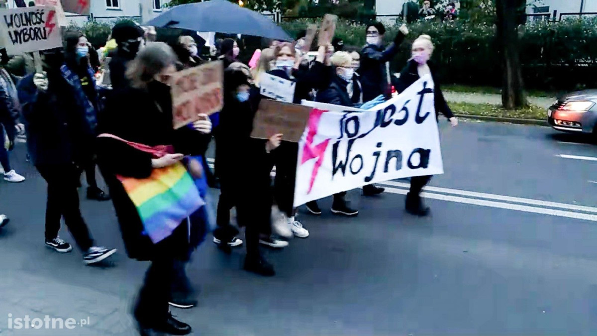 Spacer-protest przeciwko zaostrzeniu przepisów antyaborcyjnych