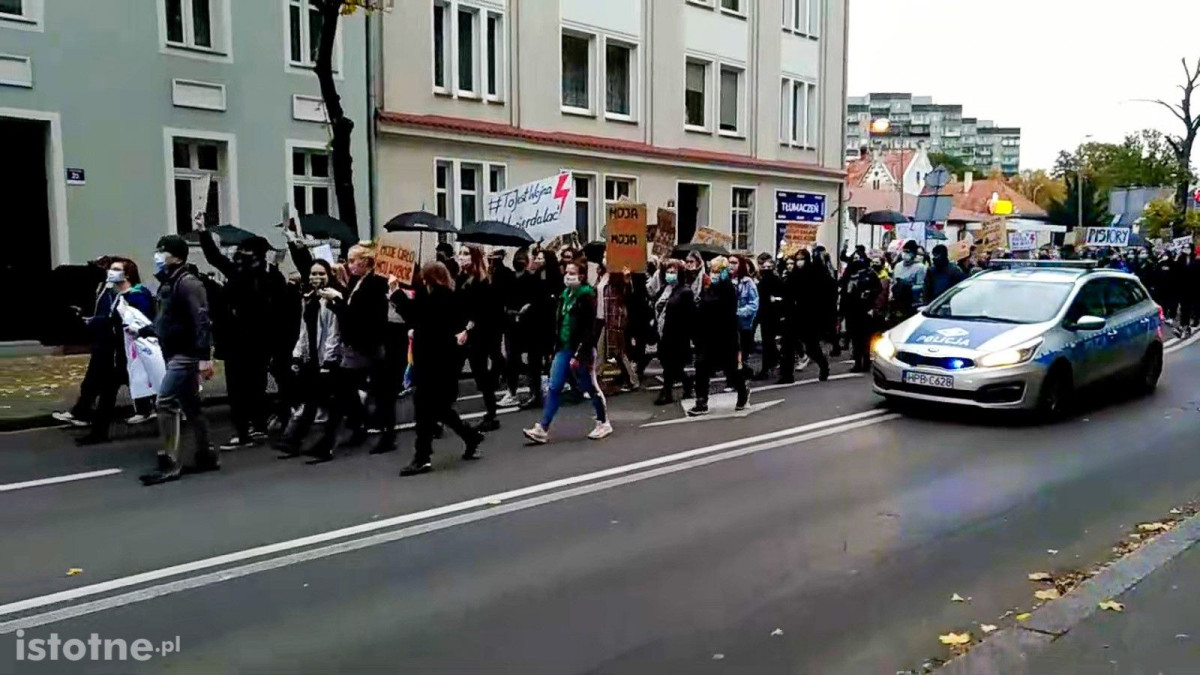 Spacer-protest przeciwko zaostrzeniu przepisów antyaborcyjnych