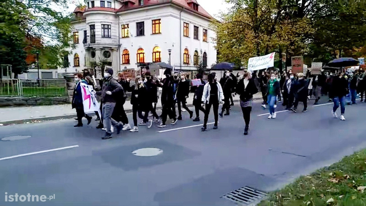 Spacer-protest przeciwko zaostrzeniu przepisów antyaborcyjnych
