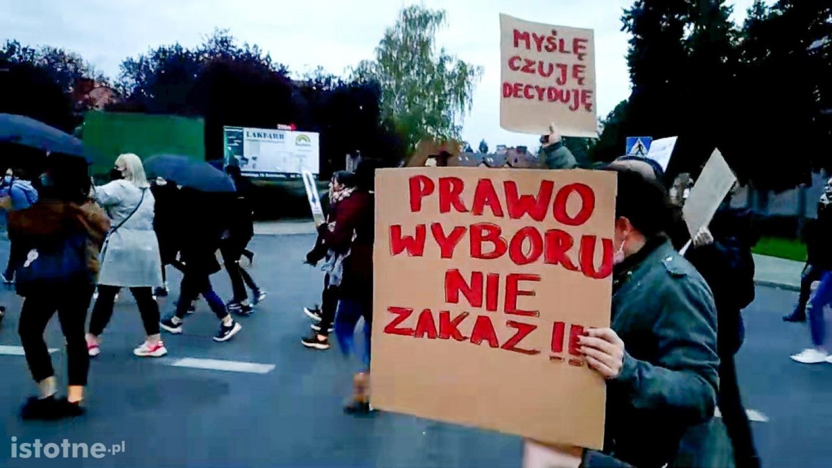 Spacer-protest przeciwko zaostrzeniu przepisów antyaborcyjnych