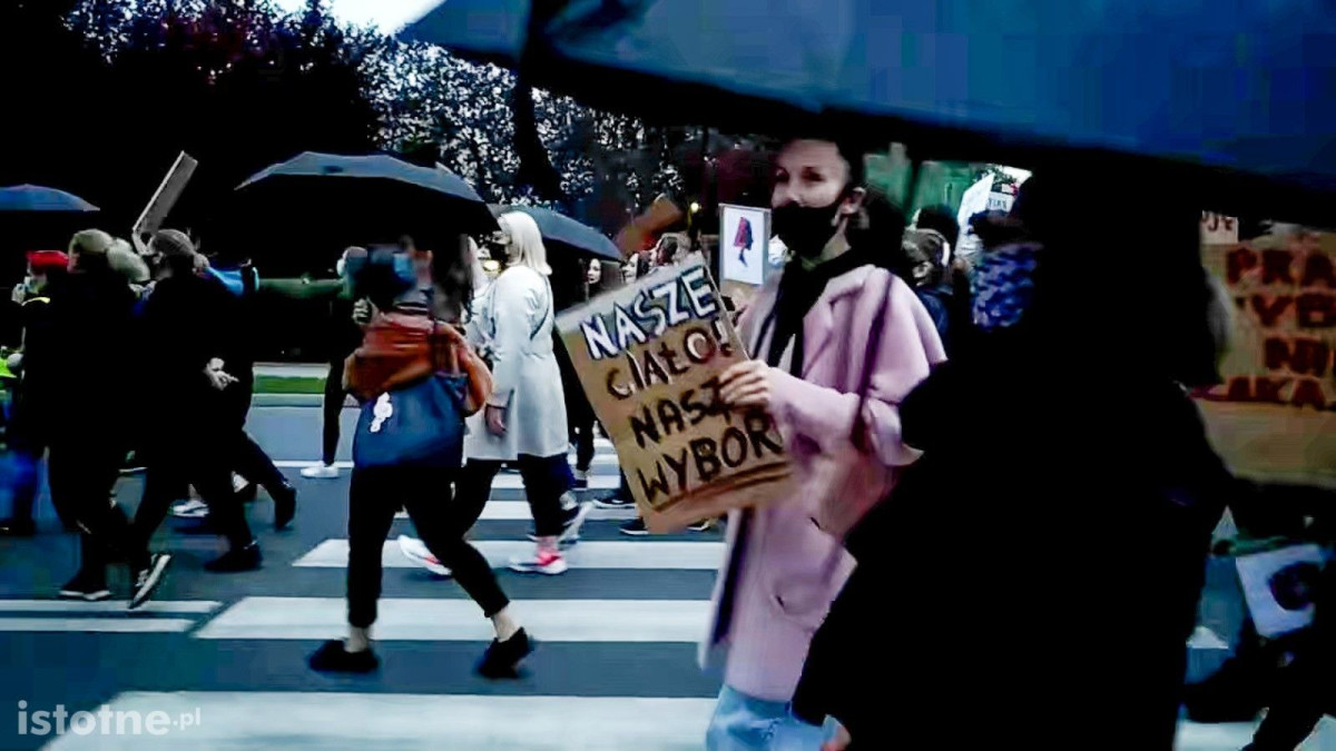 Spacer-protest przeciwko zaostrzeniu przepisów antyaborcyjnych