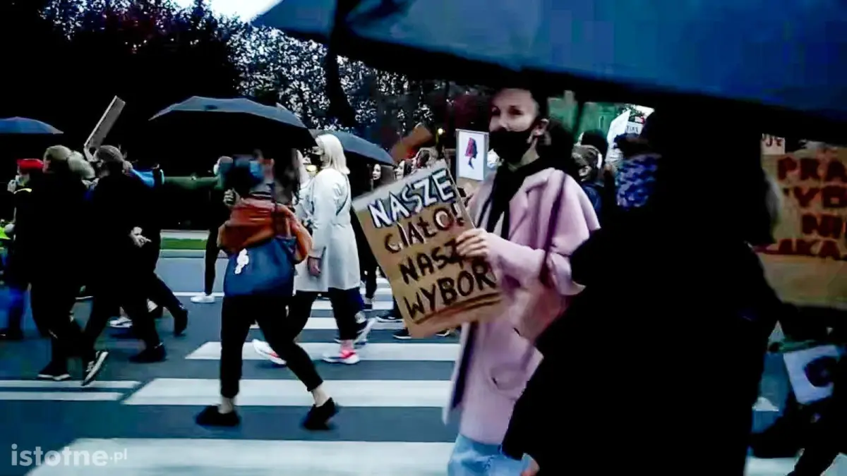 Spacer-protest przeciwko zaostrzeniu przepisów antyaborcyjnych