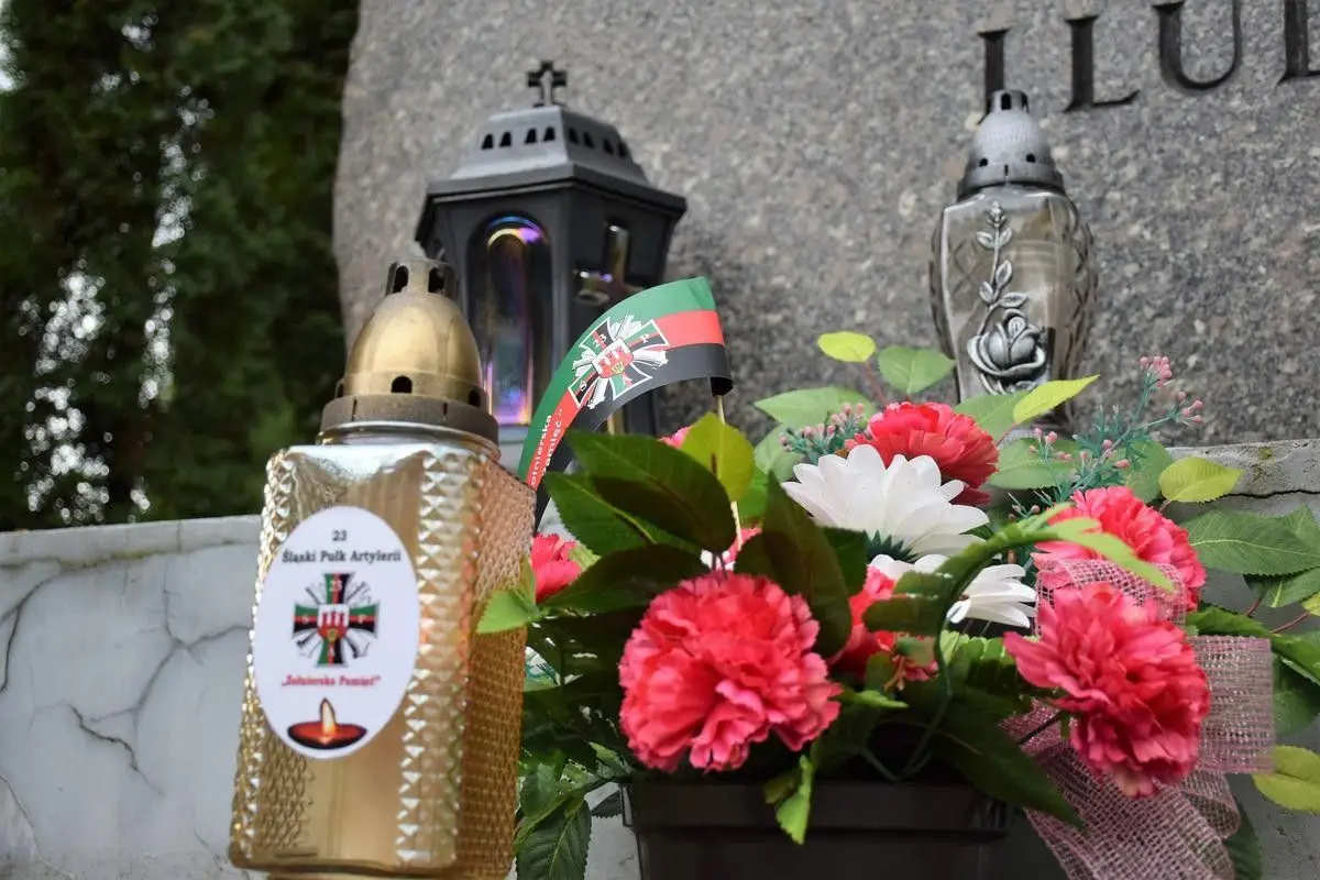 Bolesławieccy artylerzyści porządkują groby zmarłych kolegów, zapalają znicze