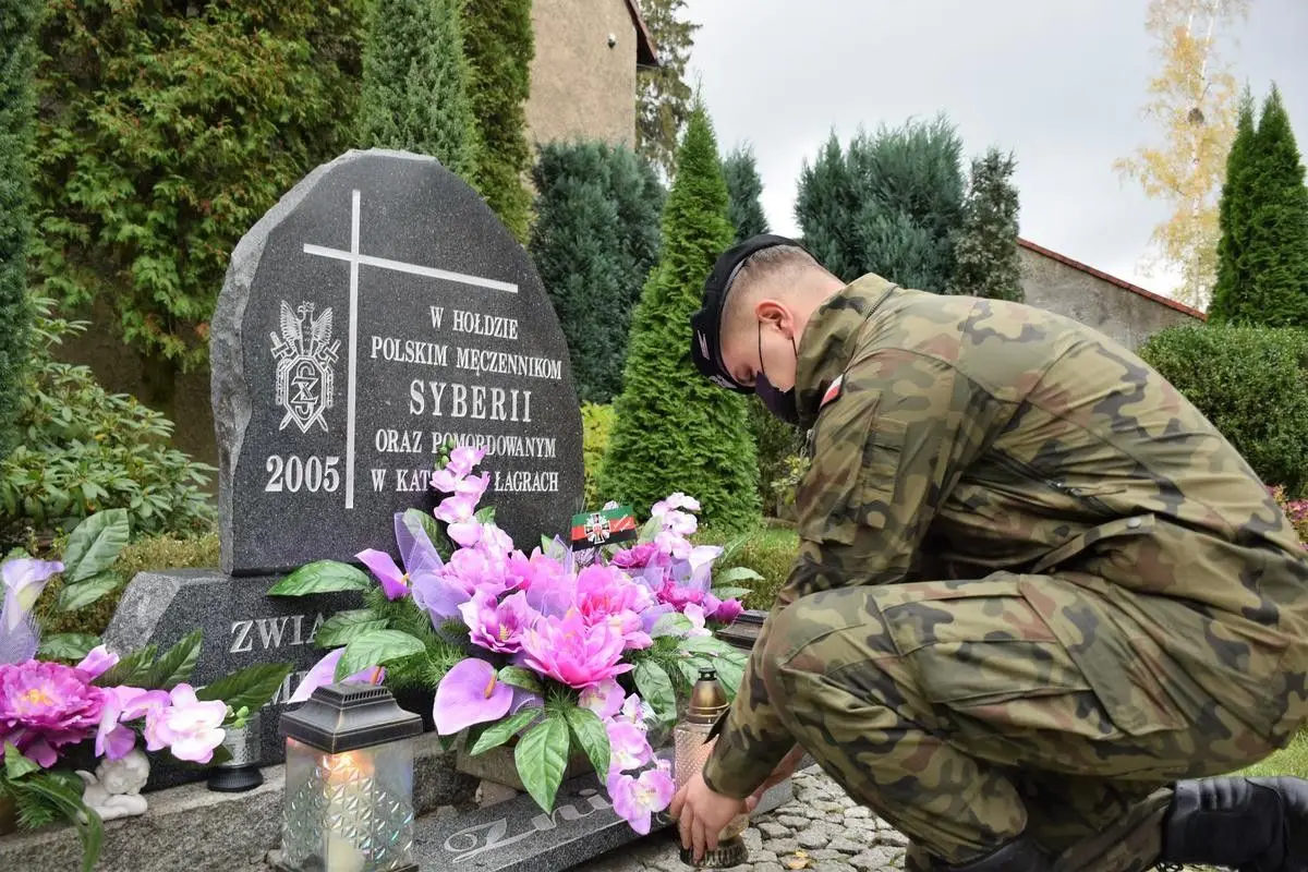 Bolesławieccy artylerzyści porządkują groby zmarłych kolegów, zapalają znicze