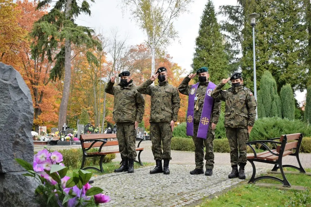 Bolesławieccy artylerzyści porządkują groby zmarłych kolegów, zapalają znicze