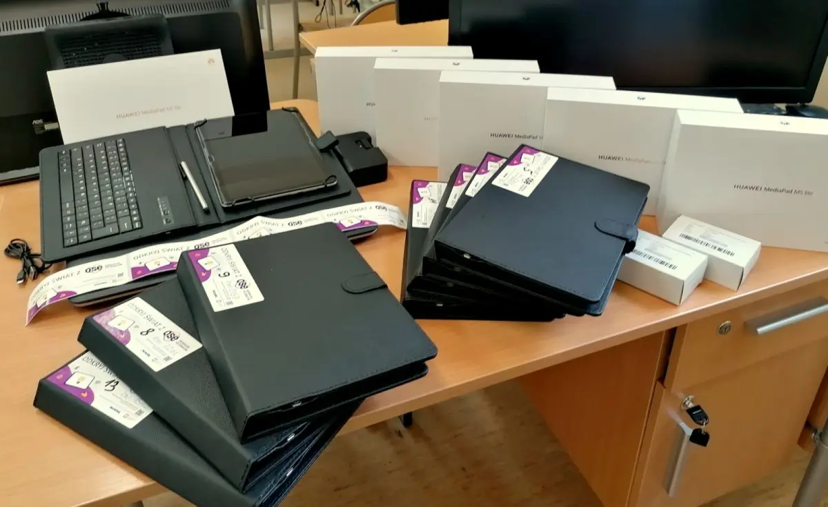 25 tabletów wraz z usługą dostępu do Internetu dla uczniów i uczennic „Trójki”