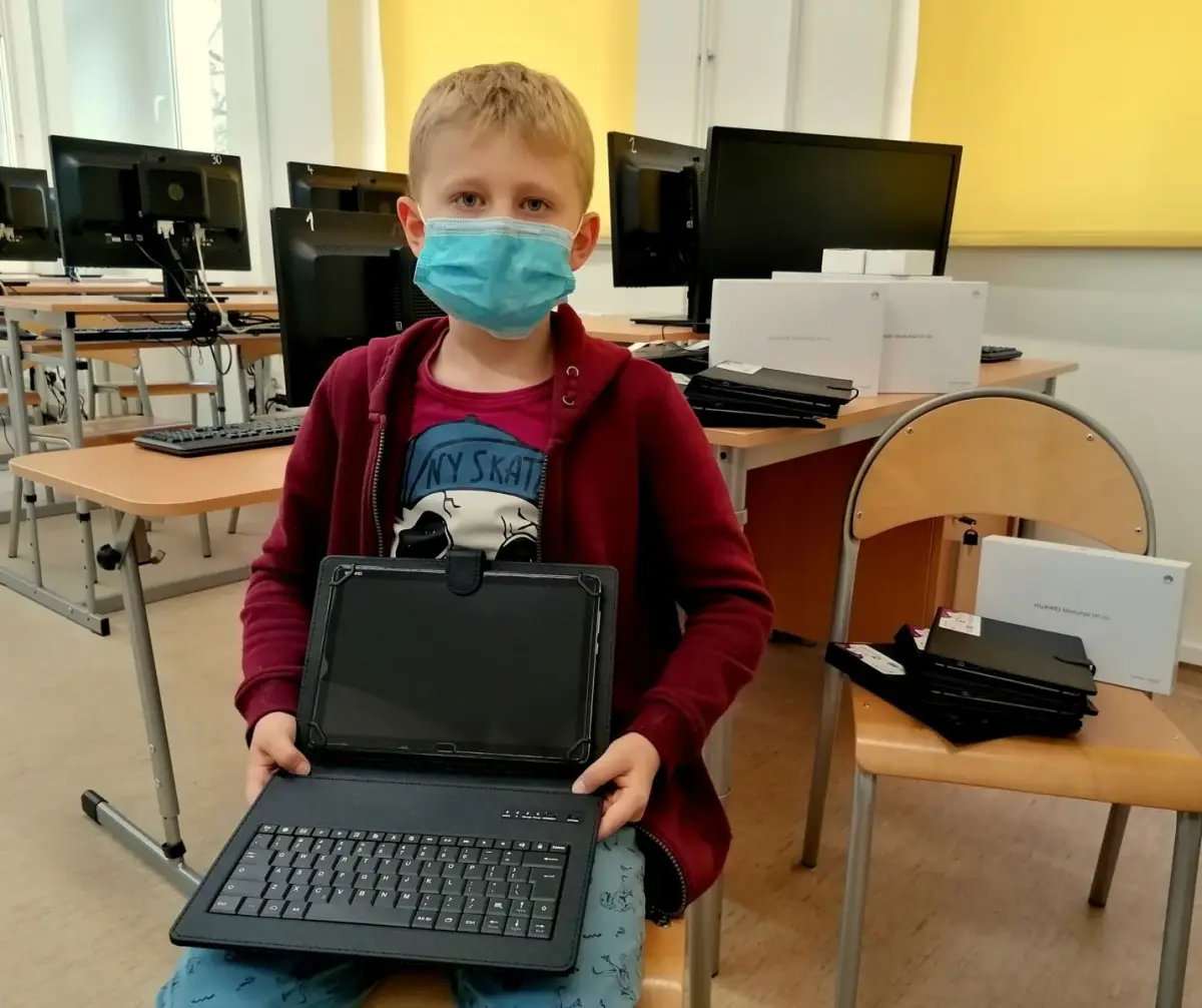 25 tabletów wraz z usługą dostępu do Internetu dla uczniów i uczennic „Trójki”