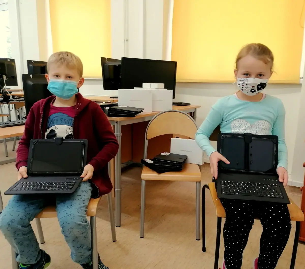 25 tabletów wraz z usługą dostępu do Internetu dla uczniów i uczennic „Trójki”