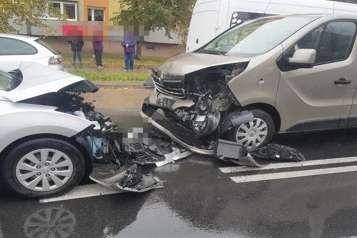 Sprawczyni i auta po kolizji