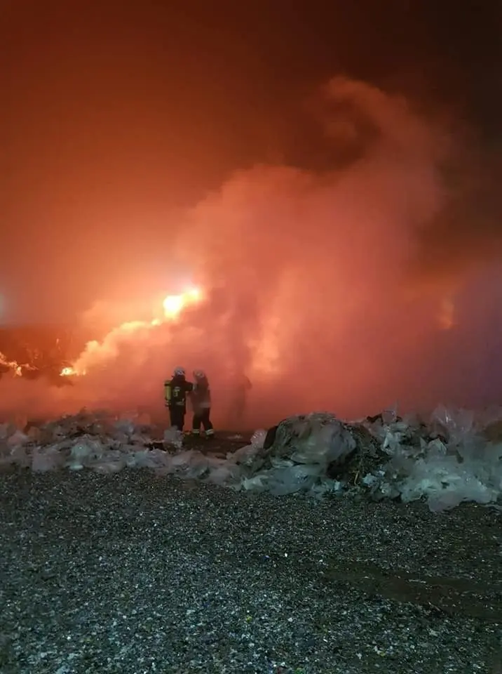 Nocny pożar na strefie w Osłej