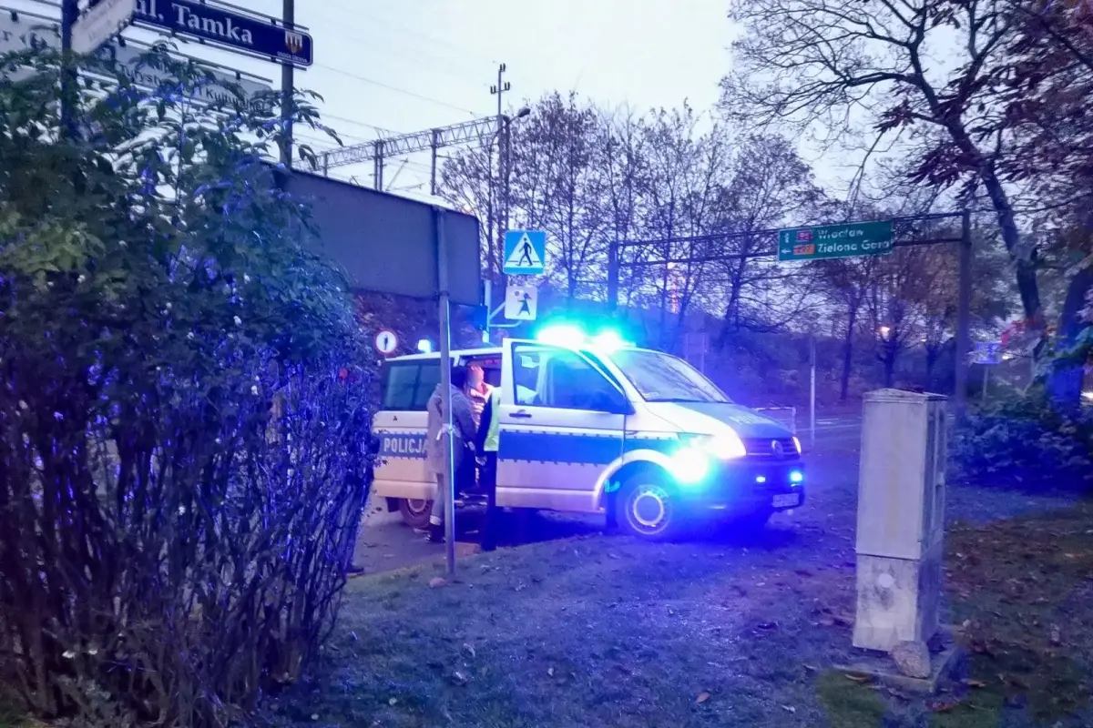 Policyjny radiowóz na sygnałach