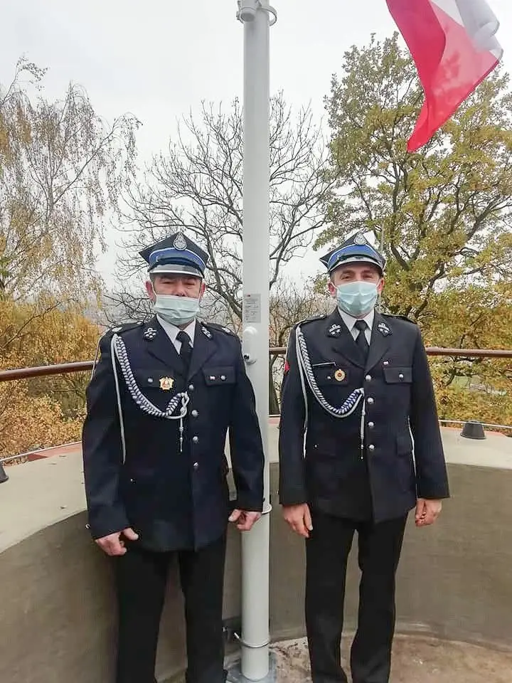 Biało-czerwona flaga na wieży w Nowogrodźcu (powiat bolesławiecki)