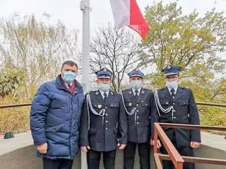Biało-czerwona flaga na wieży w Nowogrodźcu (powiat bolesławiecki)