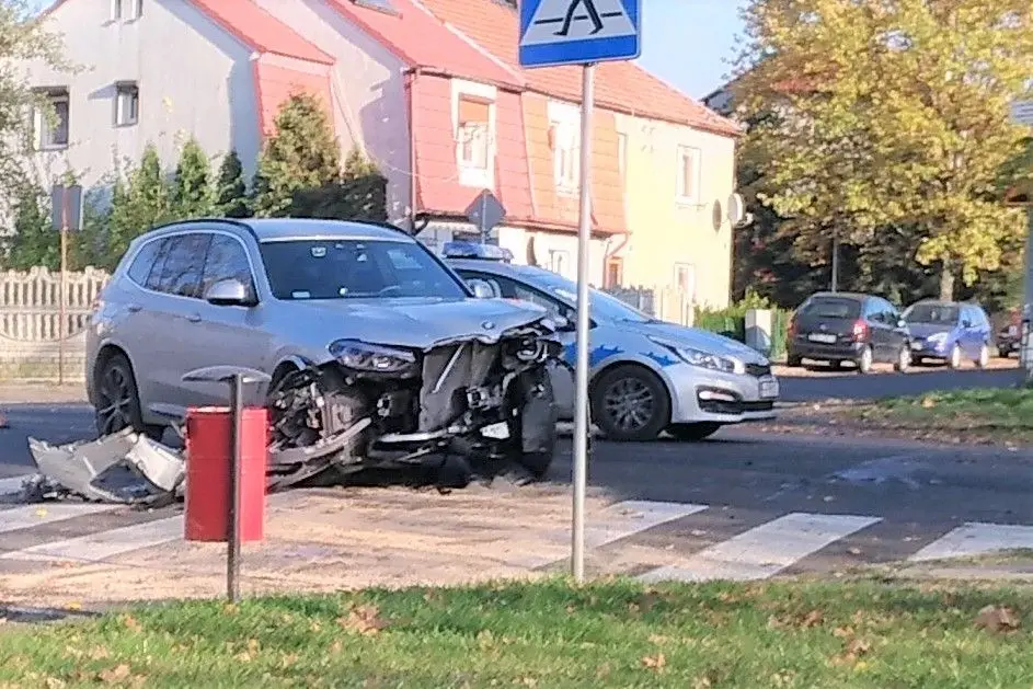Zderzenie dwóch aut na skrzyżowaniu alei Wojska Polskiego z ul. Żeromskiego